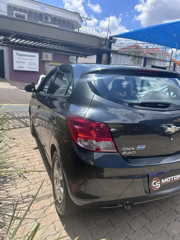 CHEVROLET Onix Hatch - Foto