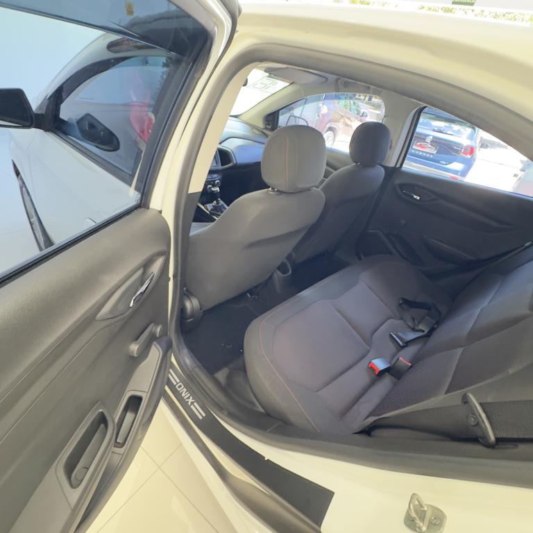 CHEVROLET Onix Hatch - Foto