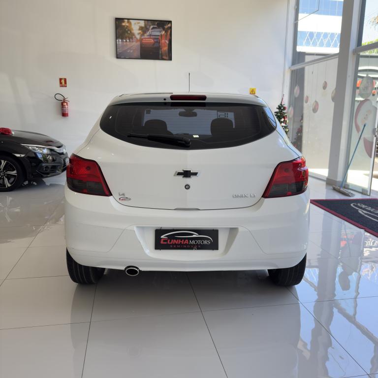 CHEVROLET Onix Hatch - Foto