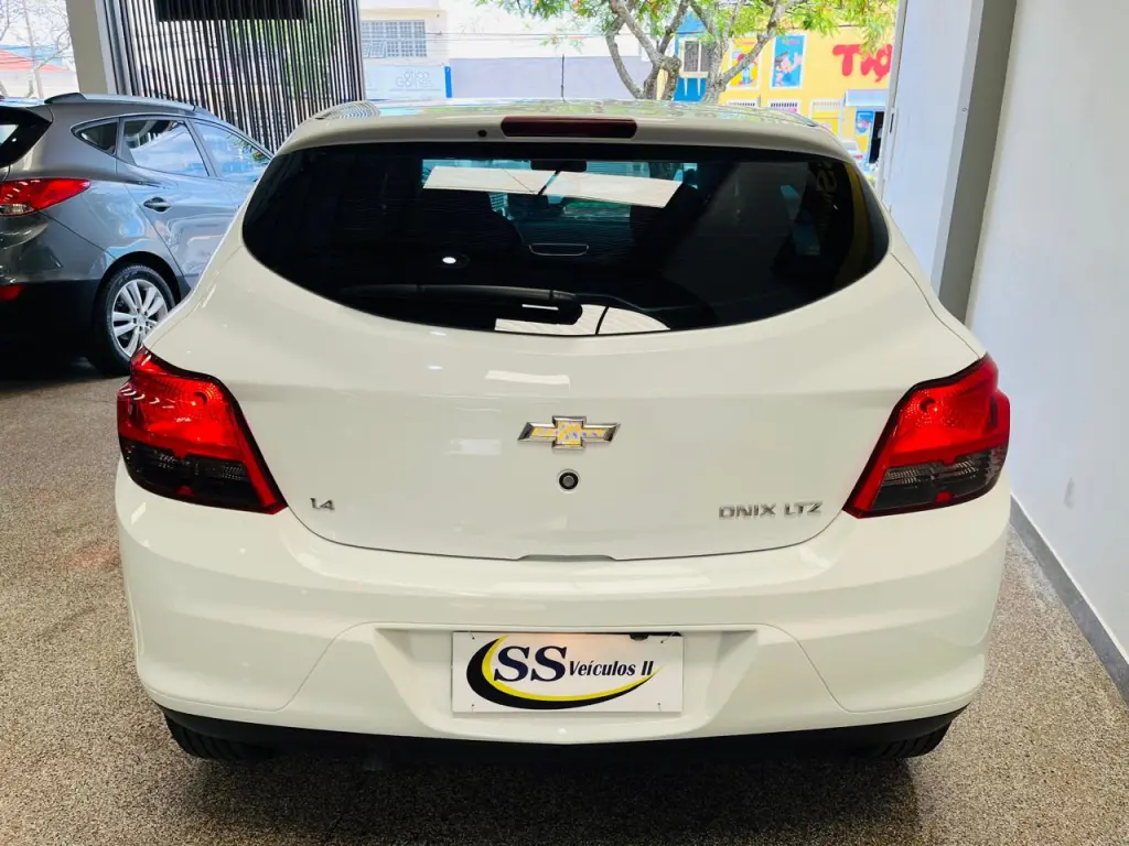 CHEVROLET Onix Hatch - Foto