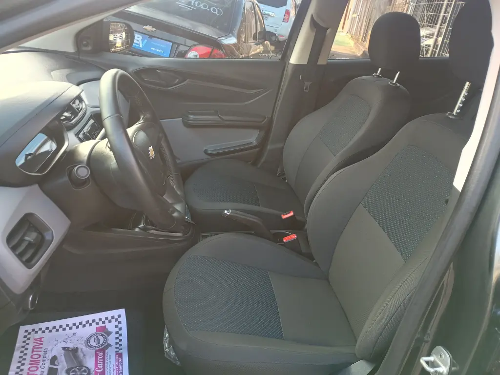 CHEVROLET Onix Hatch - Foto