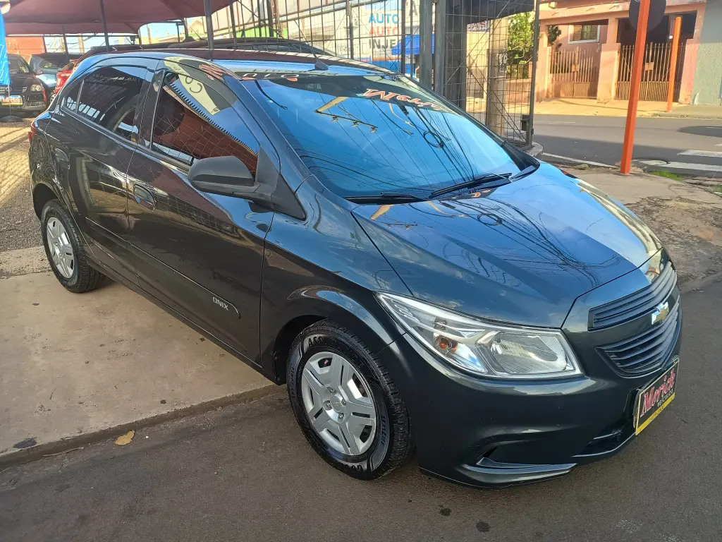 CHEVROLET Onix Hatch - Foto