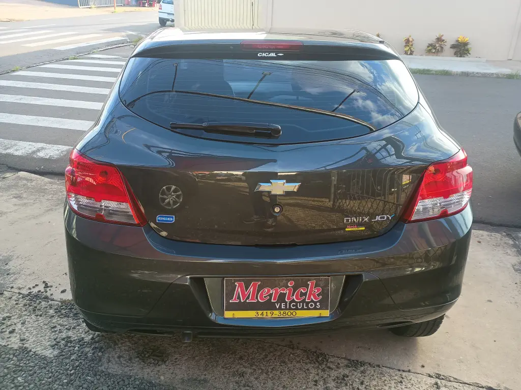 CHEVROLET Onix Hatch - Foto