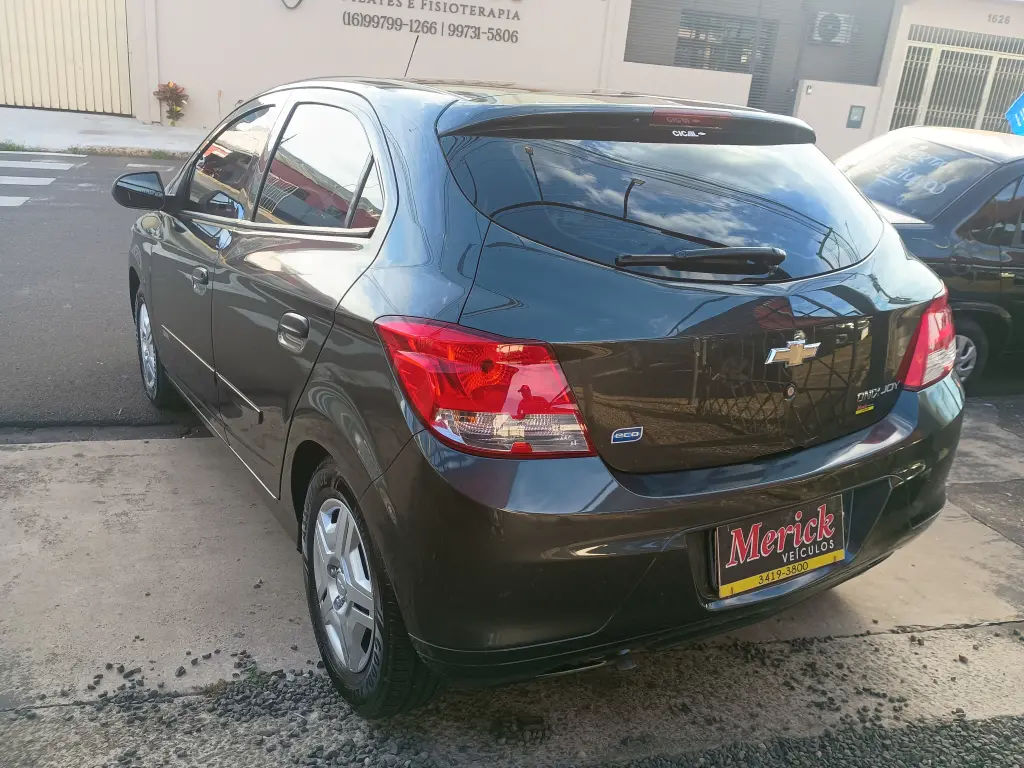 CHEVROLET Onix Hatch - Foto