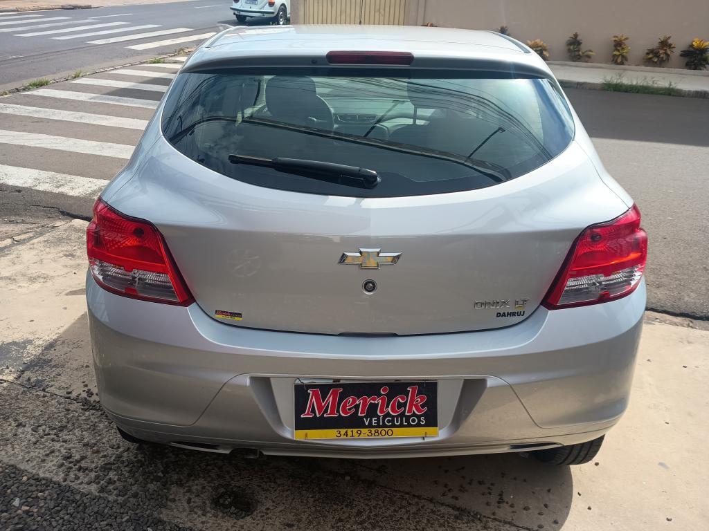 CHEVROLET Onix Hatch - Foto