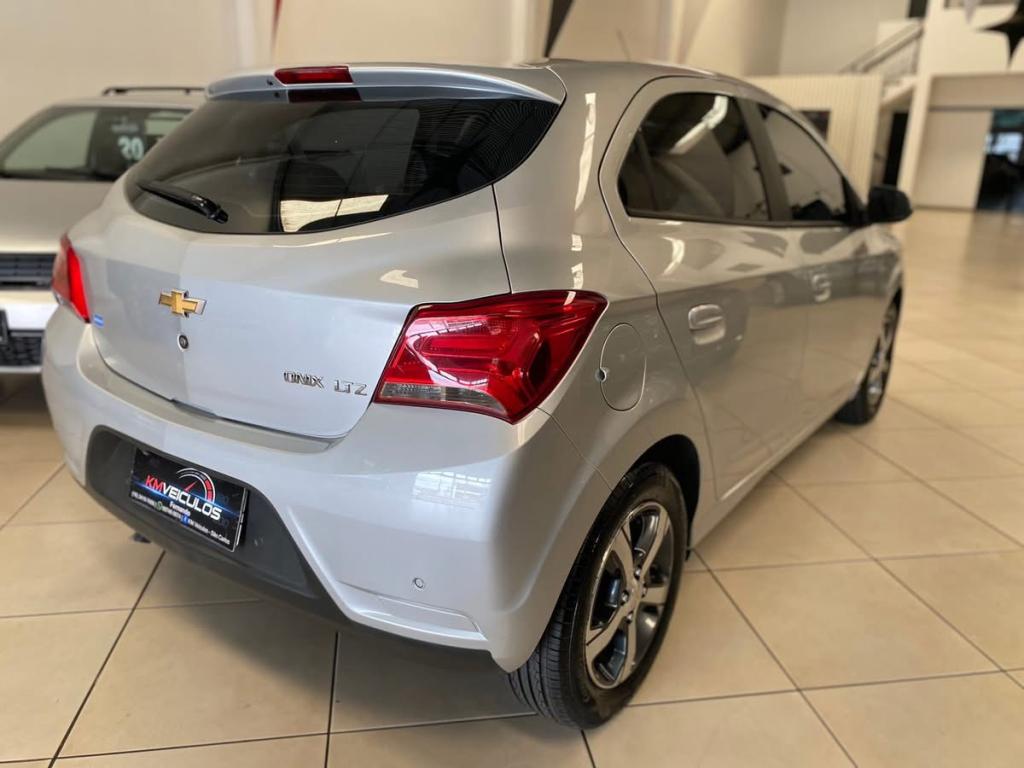 CHEVROLET Onix Hatch - Foto