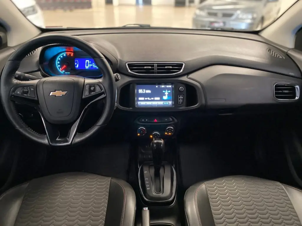 CHEVROLET Onix Hatch - Foto