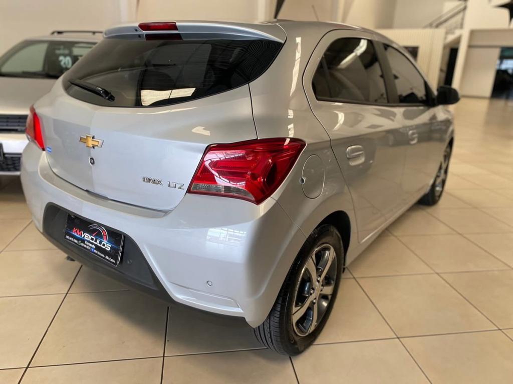 CHEVROLET Onix Hatch - Foto