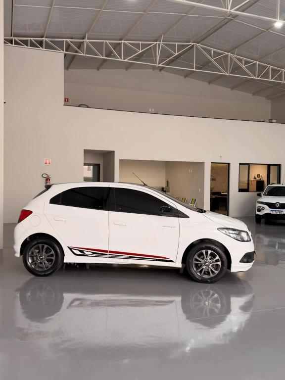 CHEVROLET Onix Hatch - Foto