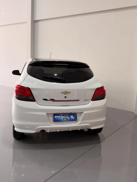 CHEVROLET Onix Hatch - Foto