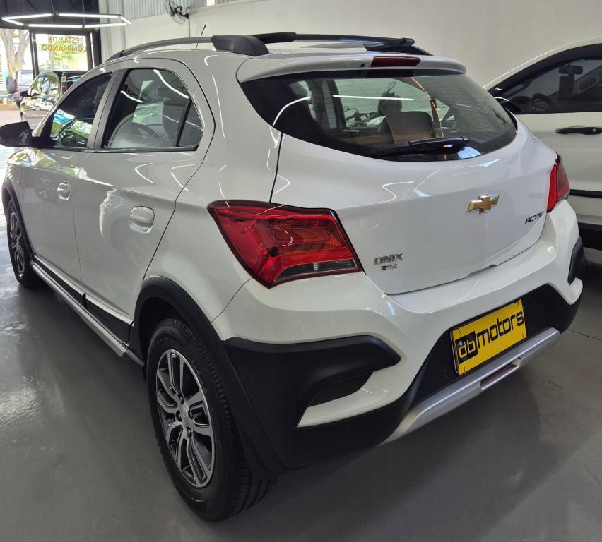 CHEVROLET Onix Hatch - Foto