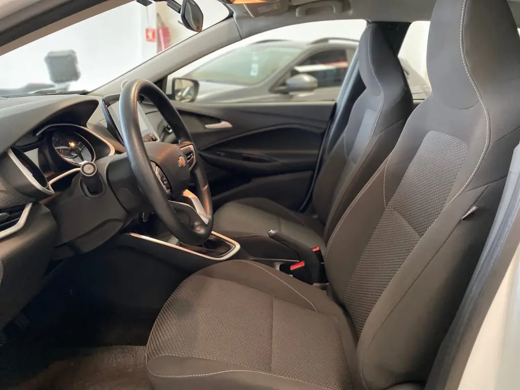 CHEVROLET Onix Hatch - Foto