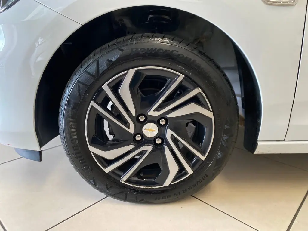 CHEVROLET Onix Hatch - Foto