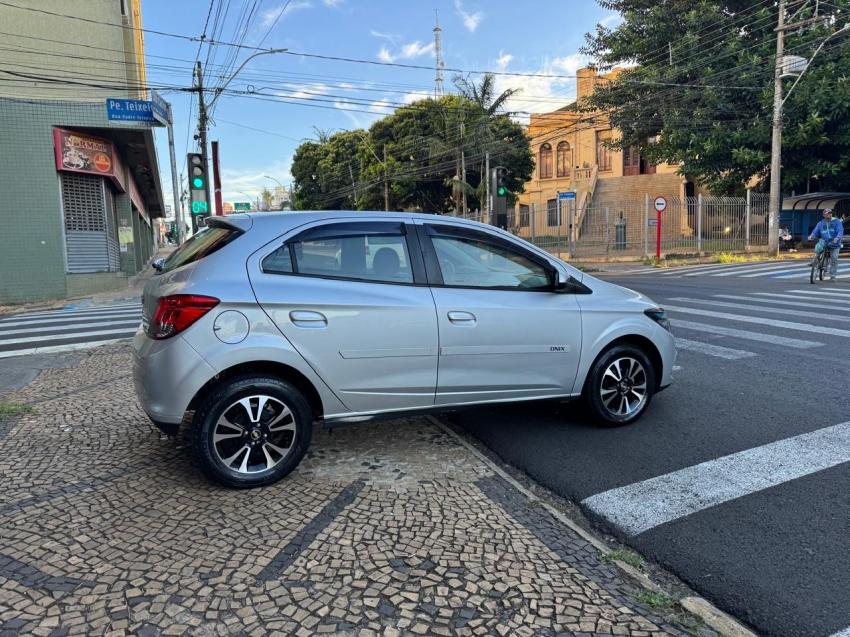 CHEVROLET Onix Hatch - Foto