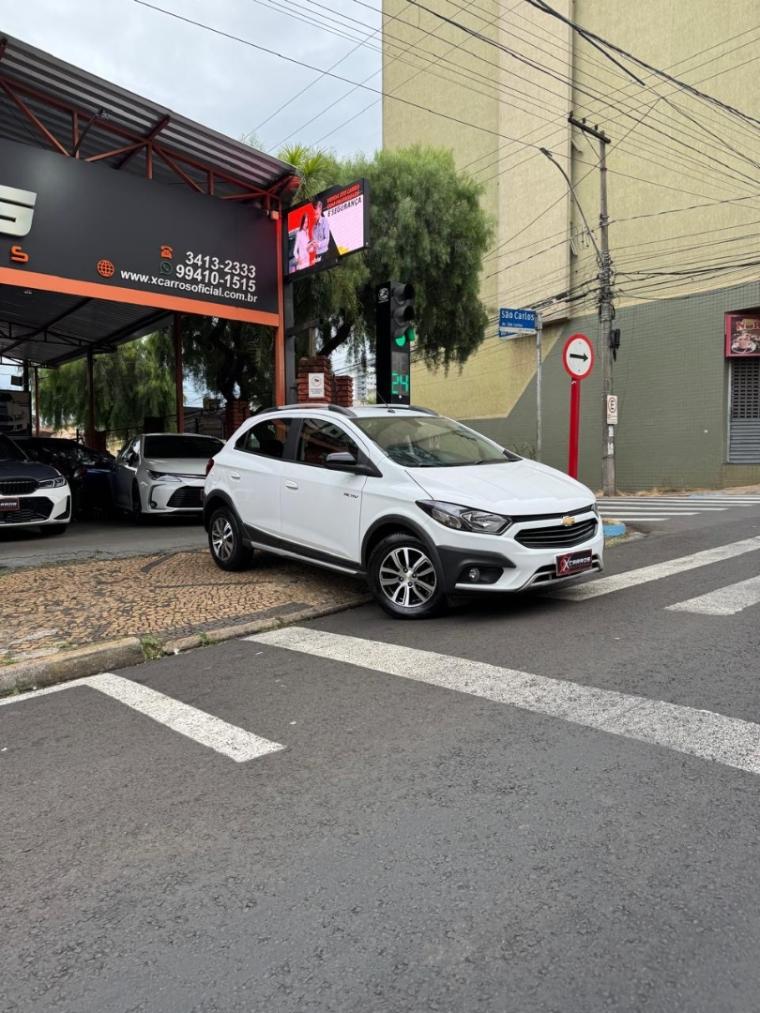 CHEVROLET Onix Hatch - Foto