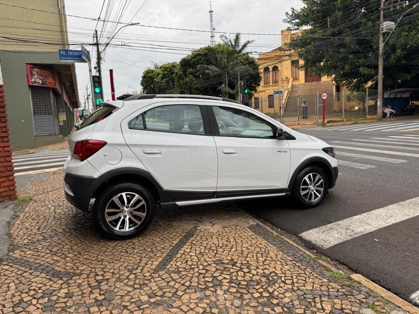 CHEVROLET Onix Hatch - Foto