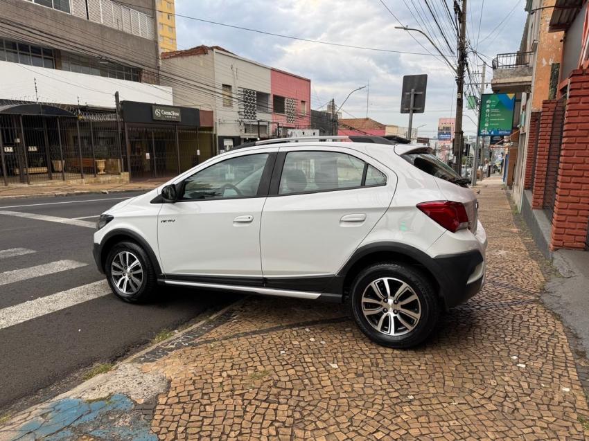 CHEVROLET Onix Hatch - Foto