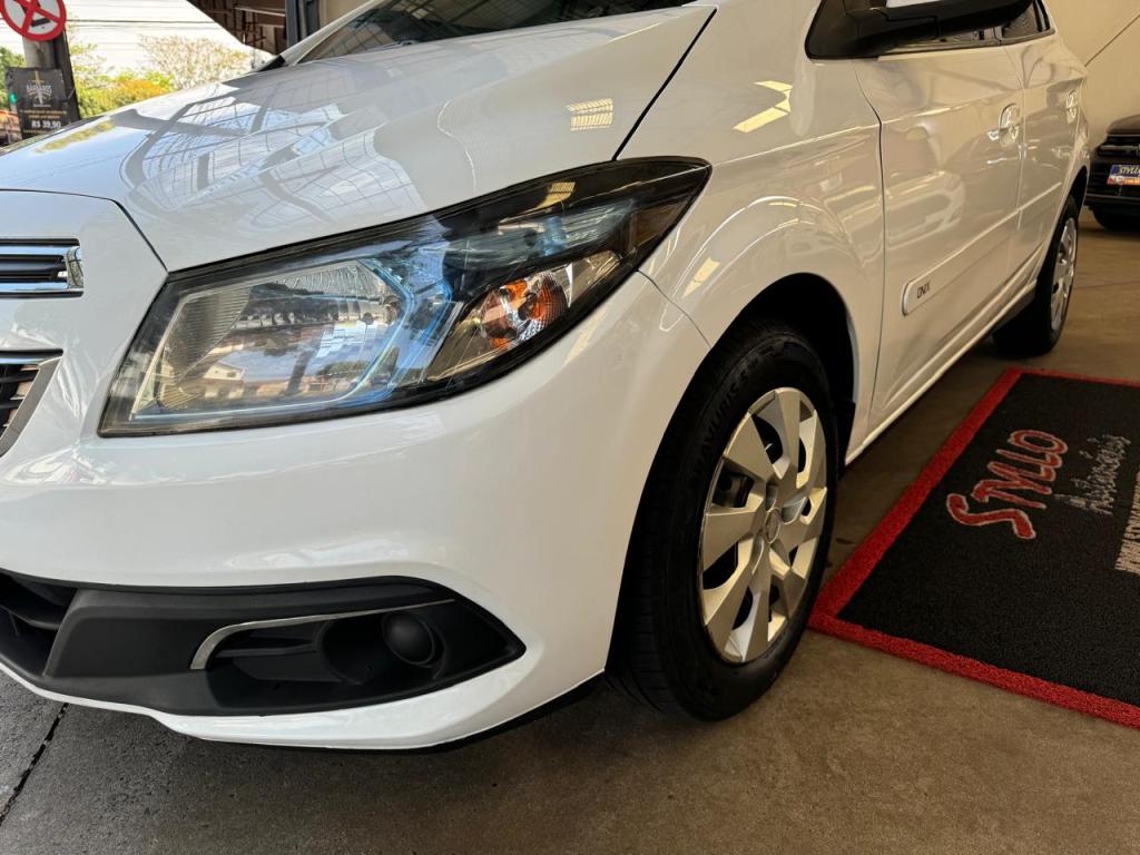 CHEVROLET Onix Hatch - Foto