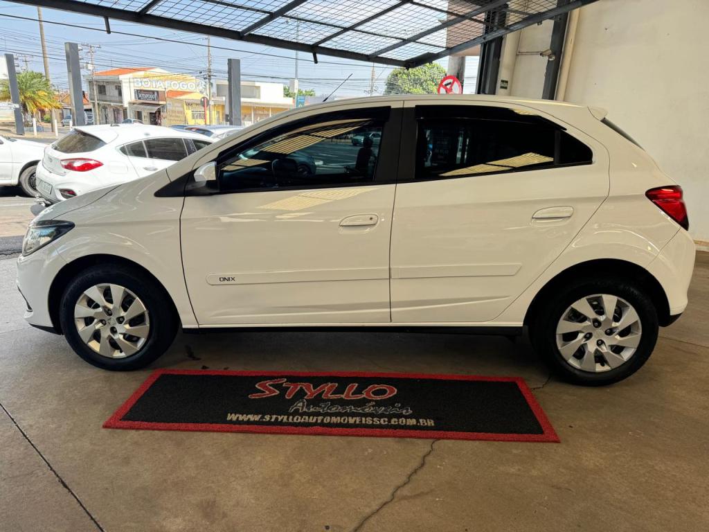 CHEVROLET Onix Hatch - Foto