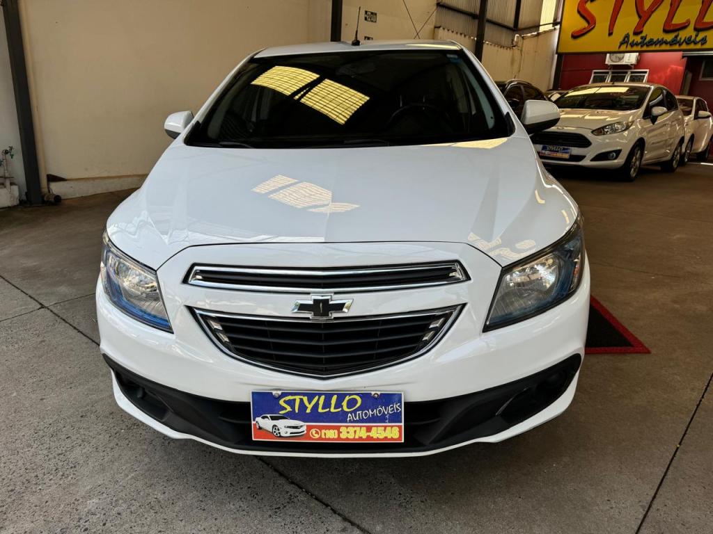 CHEVROLET Onix Hatch - Foto