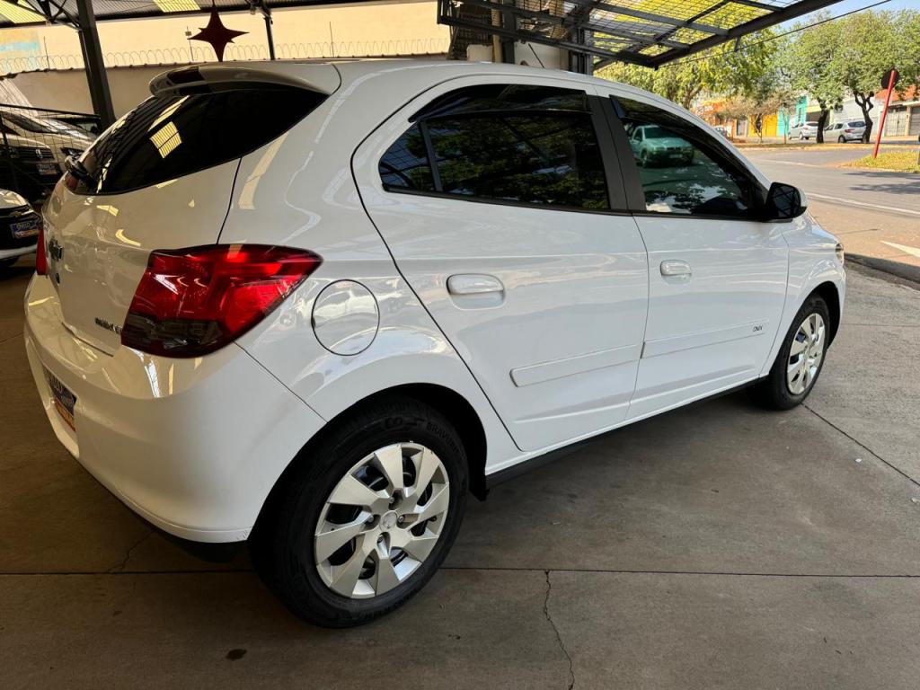 CHEVROLET Onix Hatch - Foto