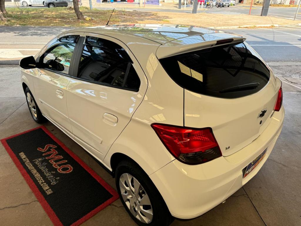 CHEVROLET Onix Hatch - Foto