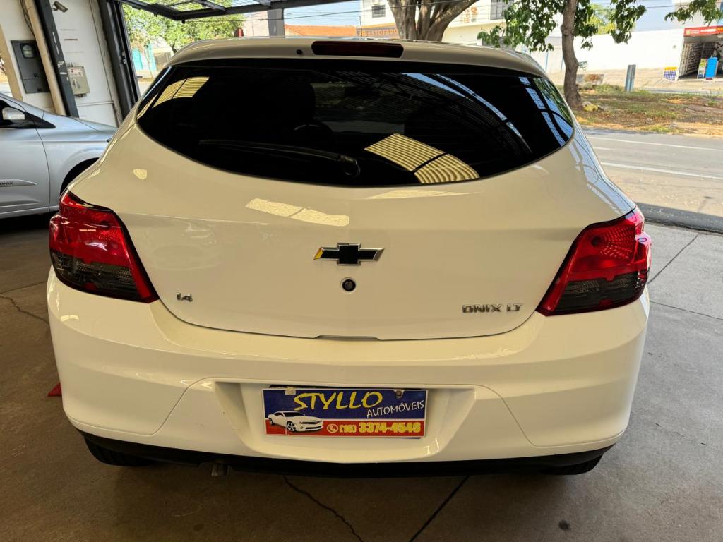 CHEVROLET Onix Hatch - Foto