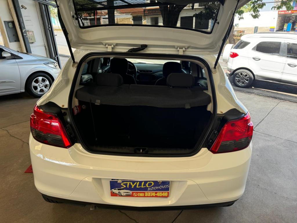 CHEVROLET Onix Hatch - Foto