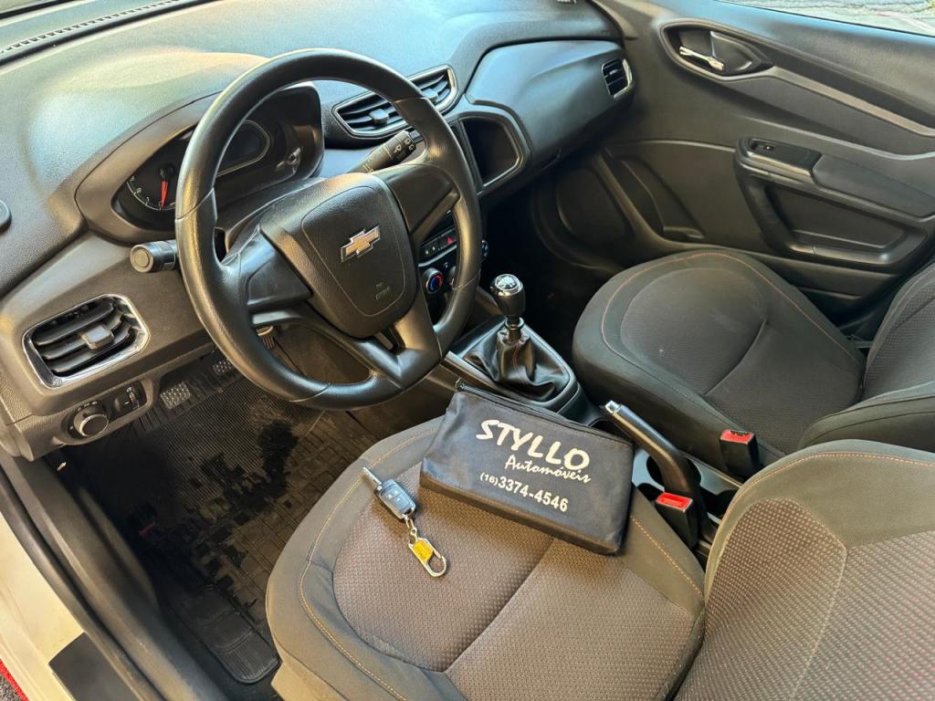 CHEVROLET Onix Hatch - Foto