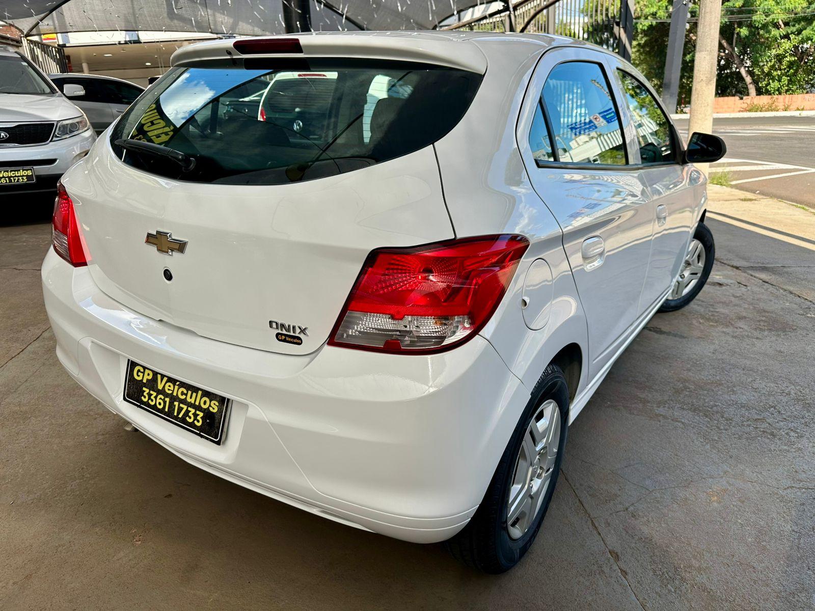 CHEVROLET Onix Hatch - Foto