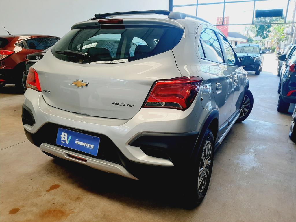 CHEVROLET Onix Hatch - Foto