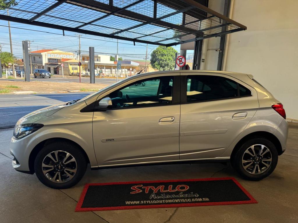 CHEVROLET Onix Hatch - Foto