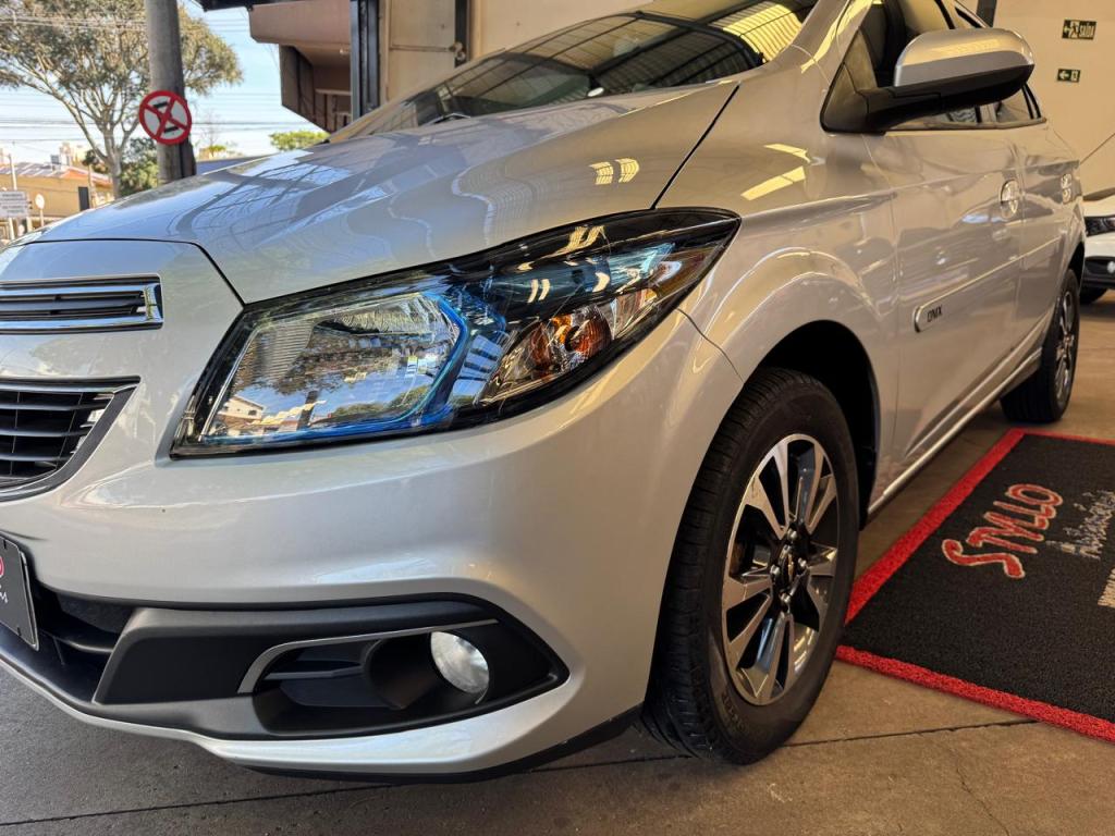 CHEVROLET Onix Hatch - Foto