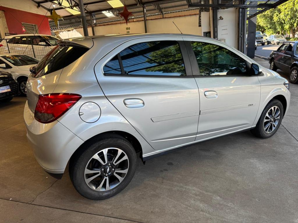 CHEVROLET Onix Hatch - Foto
