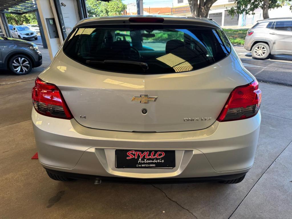 CHEVROLET Onix Hatch - Foto