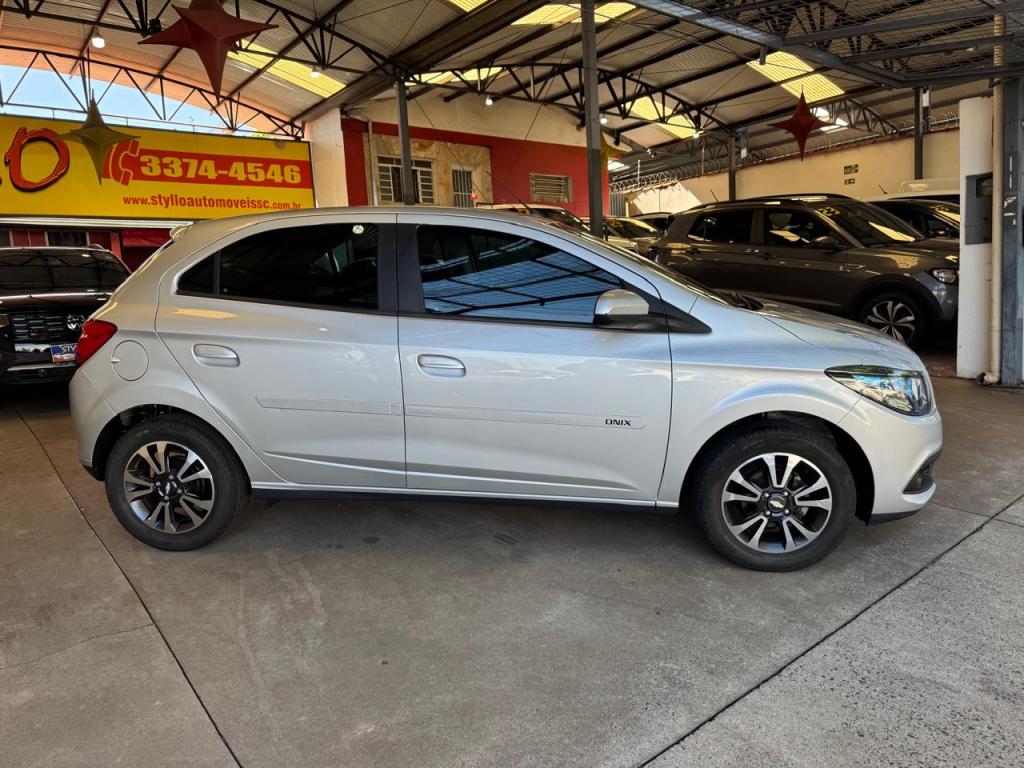 CHEVROLET Onix Hatch - Foto