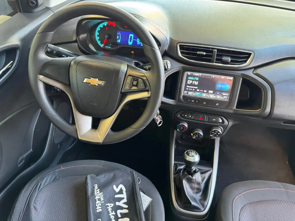 CHEVROLET Onix Hatch - Foto