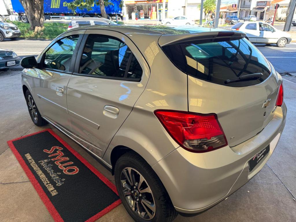 CHEVROLET Onix Hatch - Foto