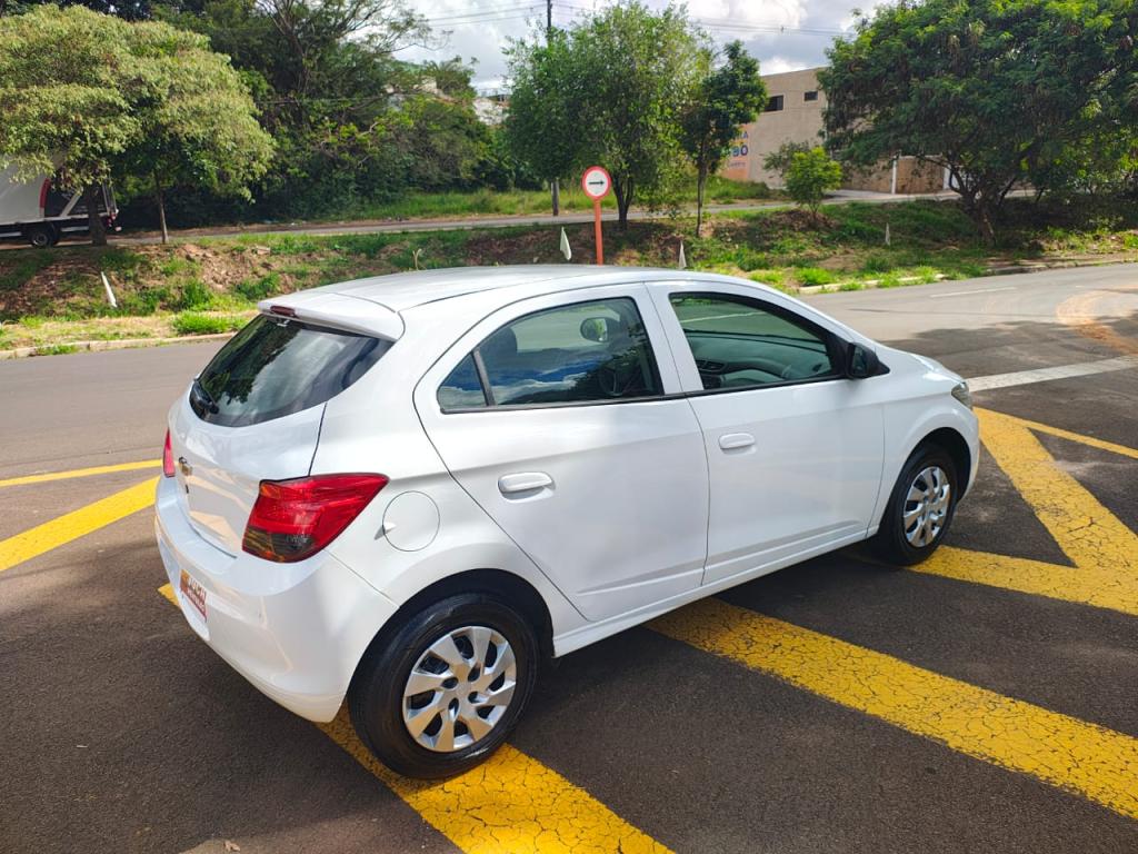 CHEVROLET Onix Hatch - Foto