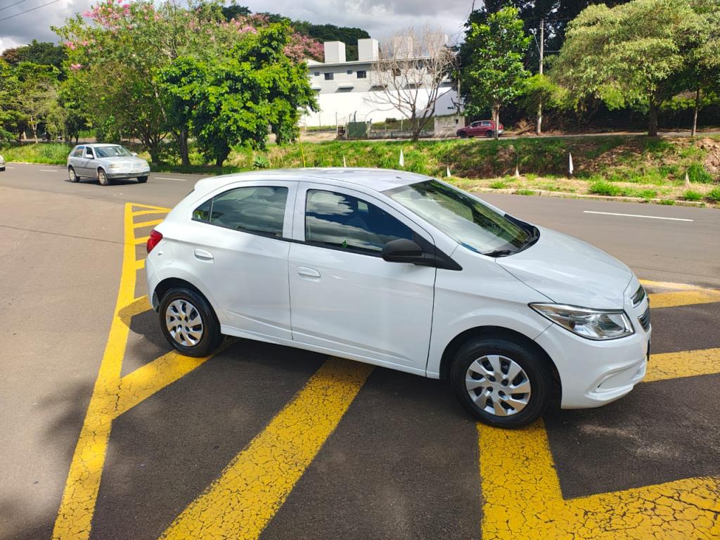 CHEVROLET Onix Hatch - Foto