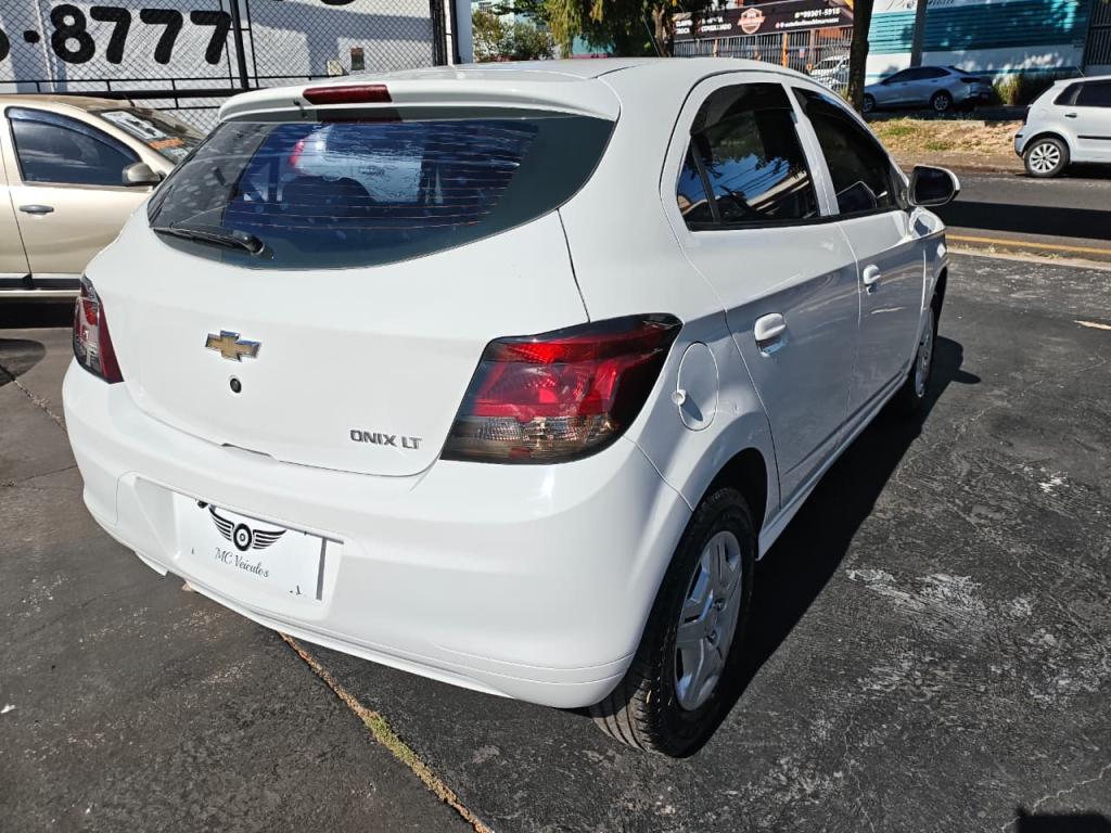 CHEVROLET Onix Hatch - Foto