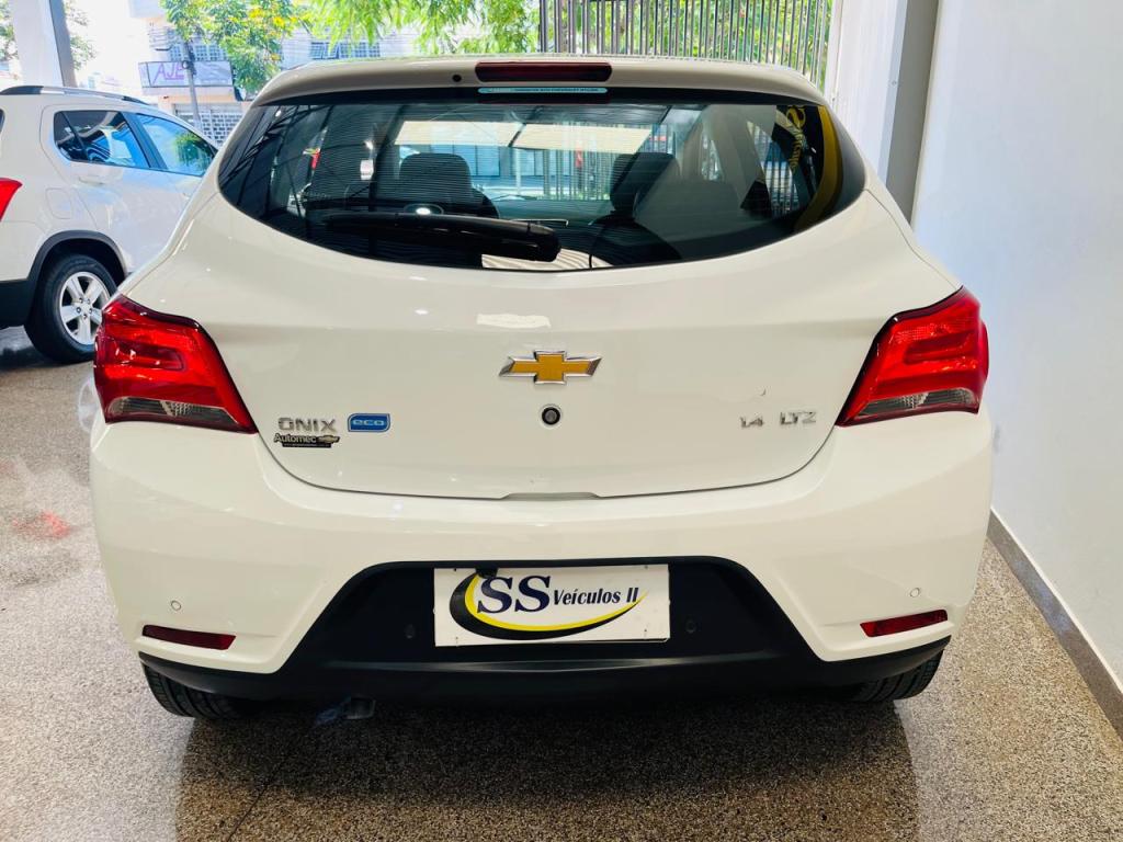 CHEVROLET Onix Hatch - Foto