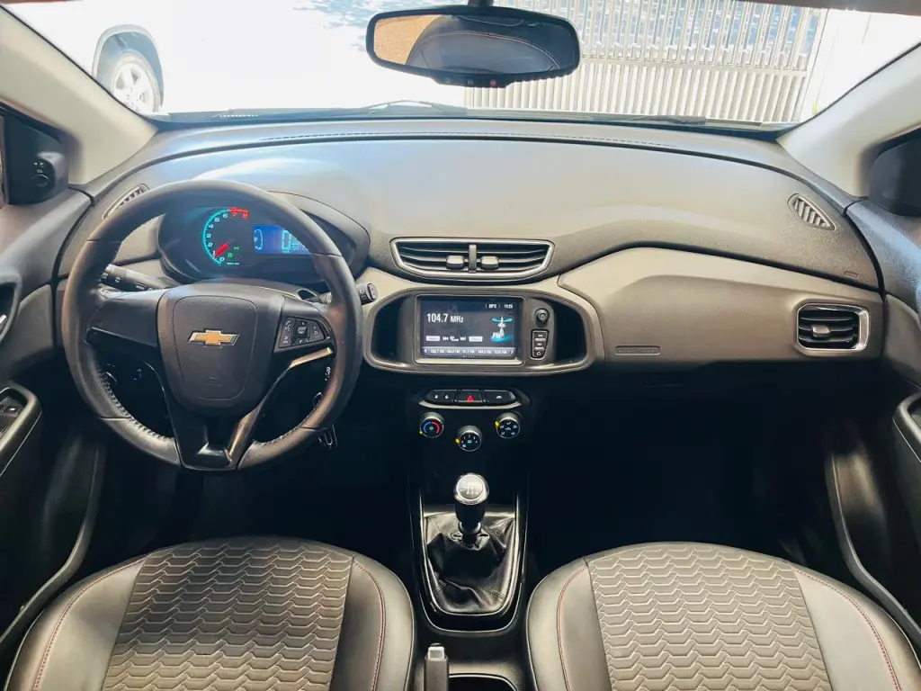 CHEVROLET Onix Hatch - Foto