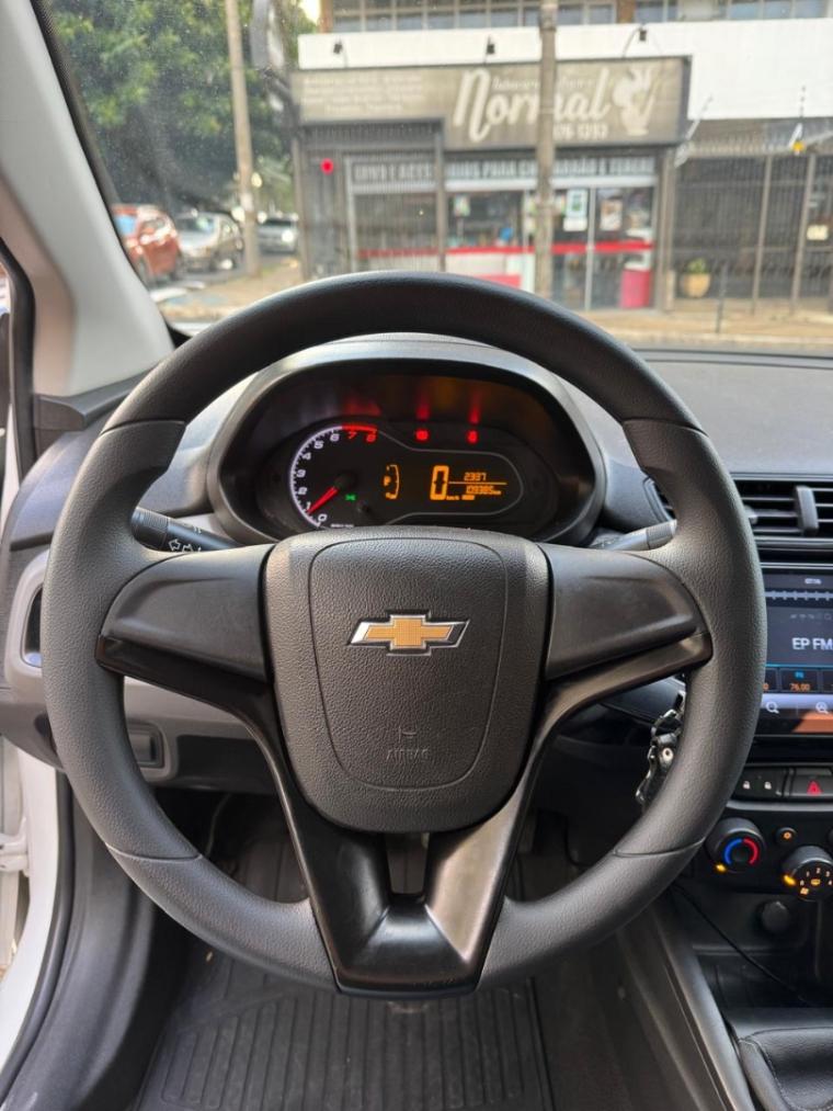 CHEVROLET Onix Hatch - Foto