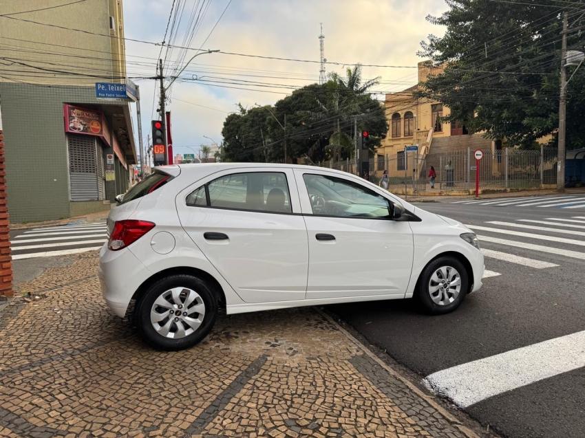 CHEVROLET Onix Hatch - Foto