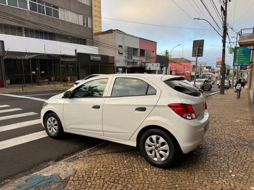 CHEVROLET Onix Hatch - Foto