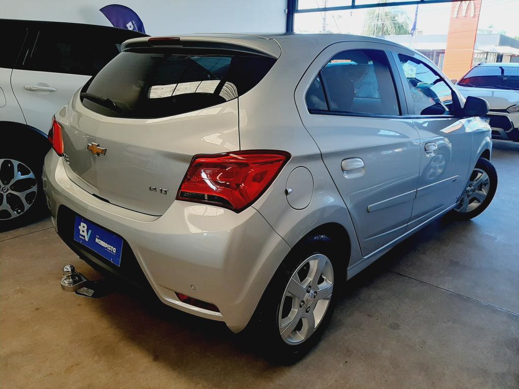 CHEVROLET Onix Hatch - Foto
