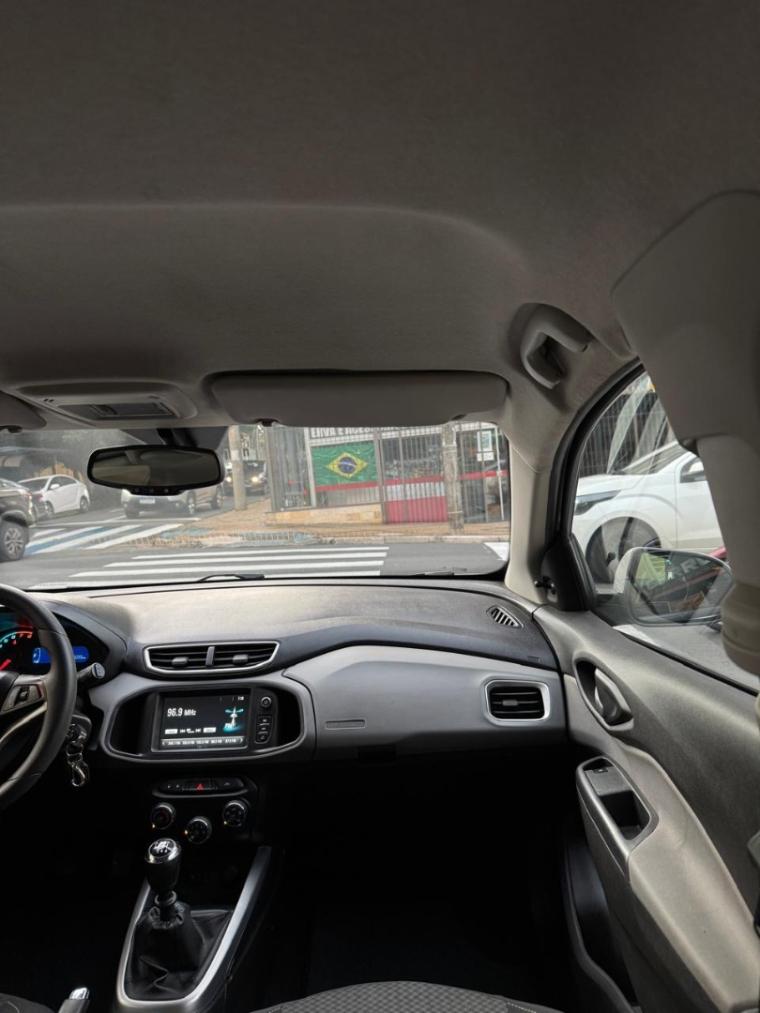CHEVROLET Onix Hatch - Foto