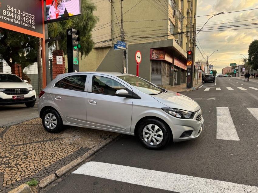 CHEVROLET Onix Hatch - Foto