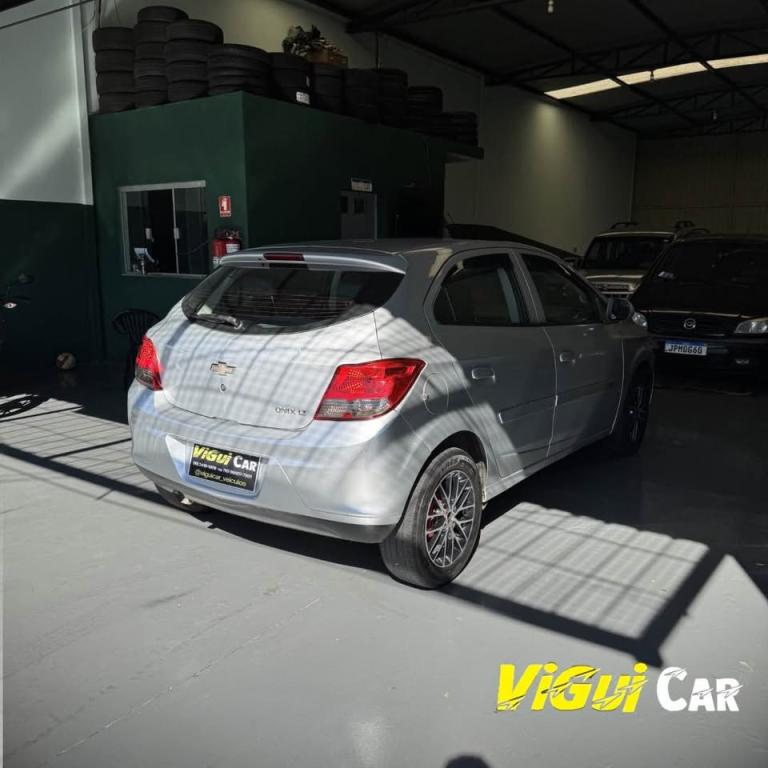 CHEVROLET Onix Hatch - Foto